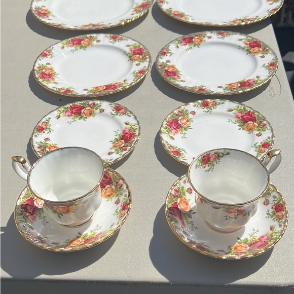 Royal Albert Old Country Roses 5 Piece place setting - Picture 3 of 4